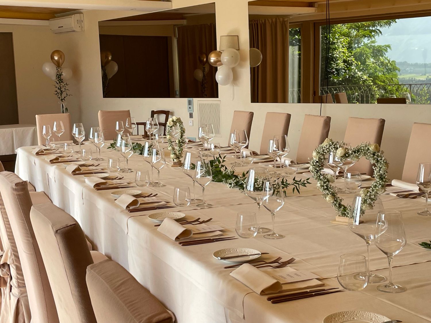 Festtafel mit Blumenherz